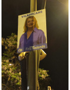 La futura Alcaldesa del PP en Viladecans se remanga, también, enganchando carteles