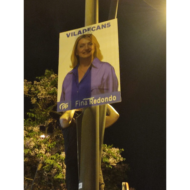 La futura Alcaldesa del PP en Viladecans se remanga, también, enganchando carteles