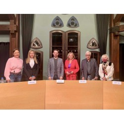 Una representación de Viladecans participa en la mesa redonda "La pobreza tiene rostro de mujer"