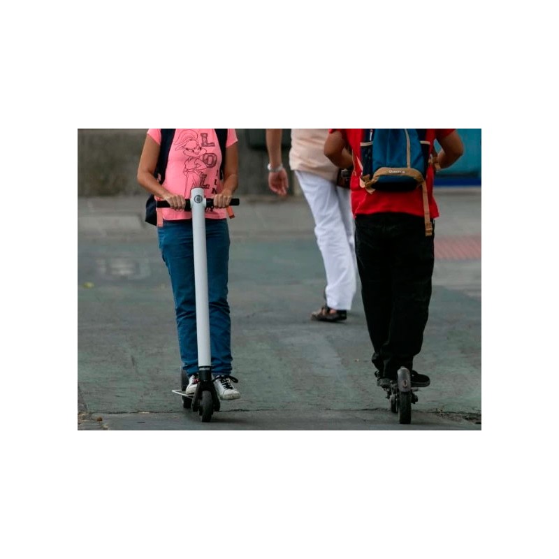 Pedimos información sobre la circulación de bicicletas y patinetes por las aceras