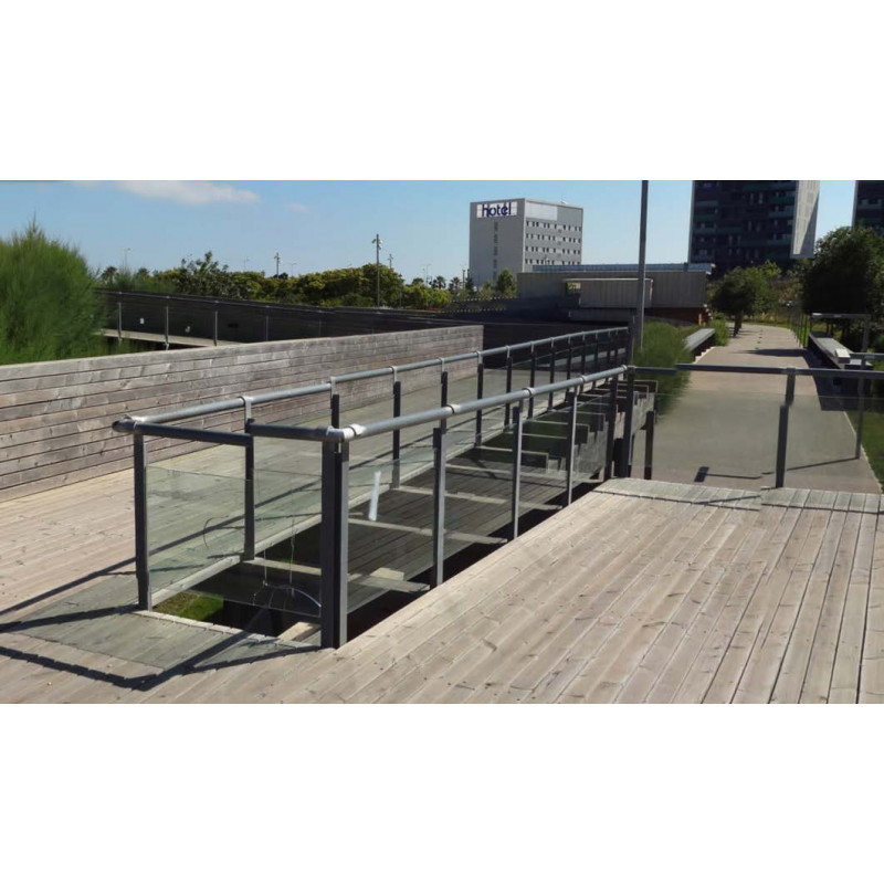 Pedimos que se cambie el sistema de protección lateral de la pasarela del Parque de Vilamarina