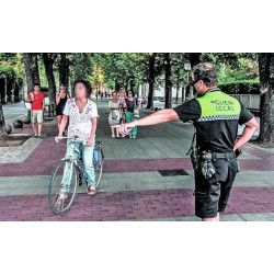 Si al uso de las bicicletas. No a que circulen por encima de las aceras