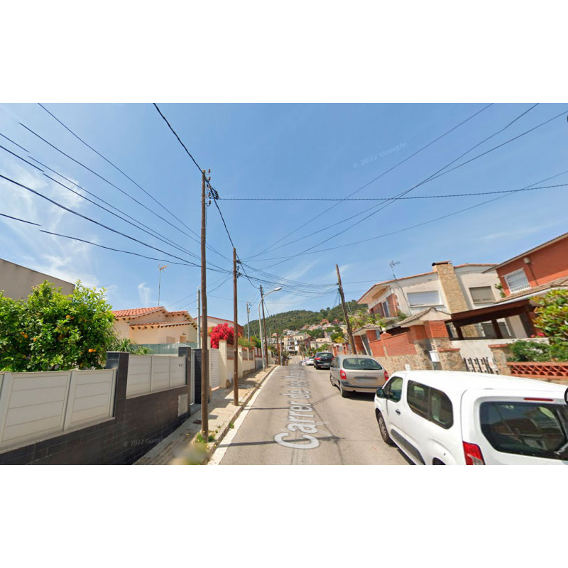 Los cables y postes de Albarrosa no se quitan porque no quiere el Ayuntamiento de viladecans
